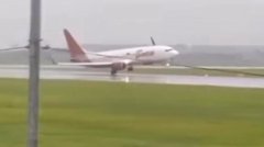 峇迪航空客机暴雨中险降 右翼几乎擦地